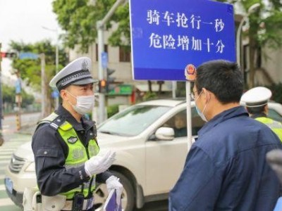 外卖小哥逆行闯红灯竟被罚举交通安全警示牌