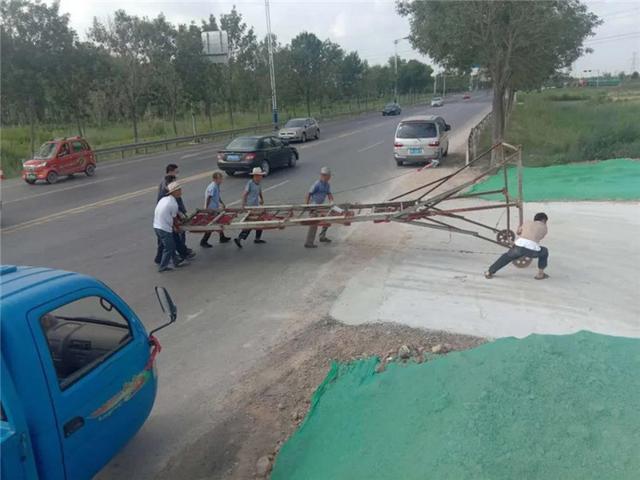 清理道路标识牌